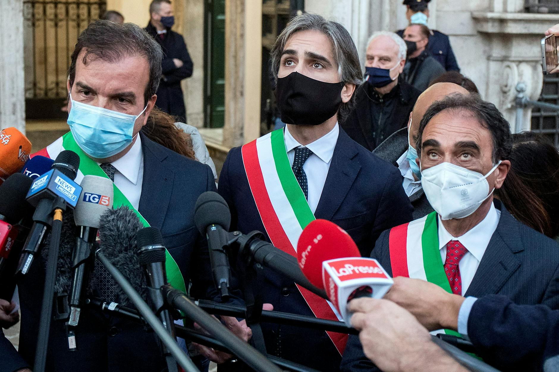 Drei Bürgermeister aus Kalabrien protestierten im November dagegen, dass die Überwachung des Gesundheitswesens durch Kommissare der Zentralregierung nicht funktioniert: Binnen zehn Tagen waren drei Aufpasser gefeuert worden beziehungsweise zurückgetreten.