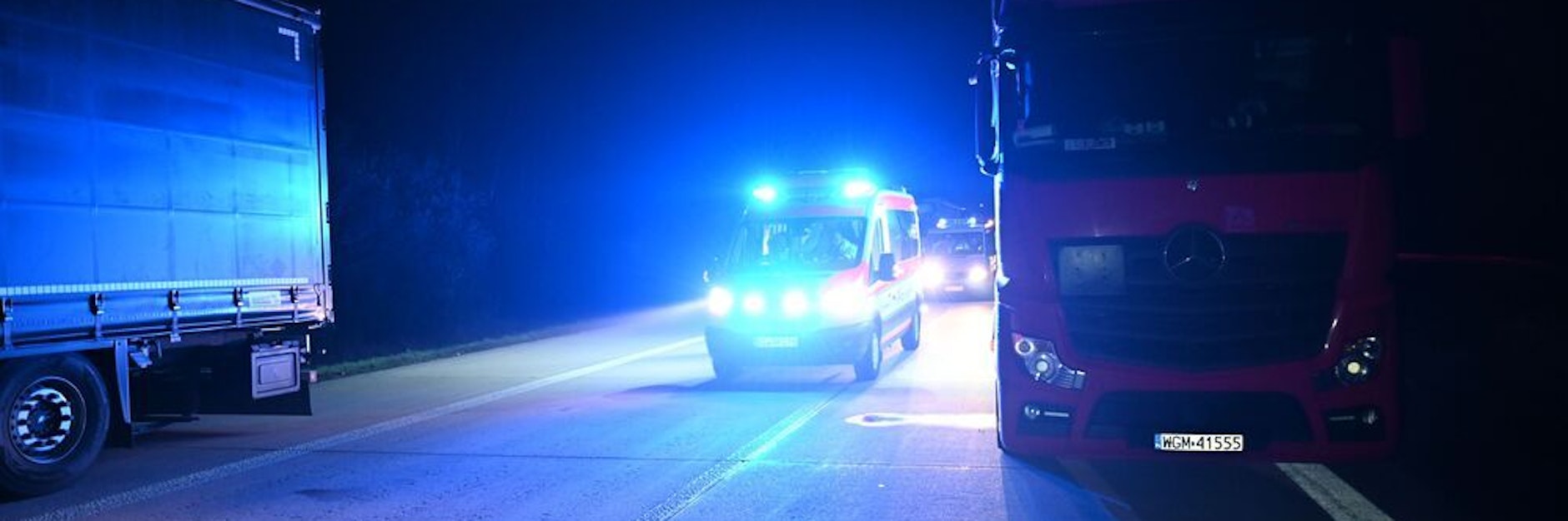 Der 34-jährige LKW-Fahrer legte eine Ruhepause auf dem Fahrstreifen ein und zog die Gardinen vor. (Symbolbild)
