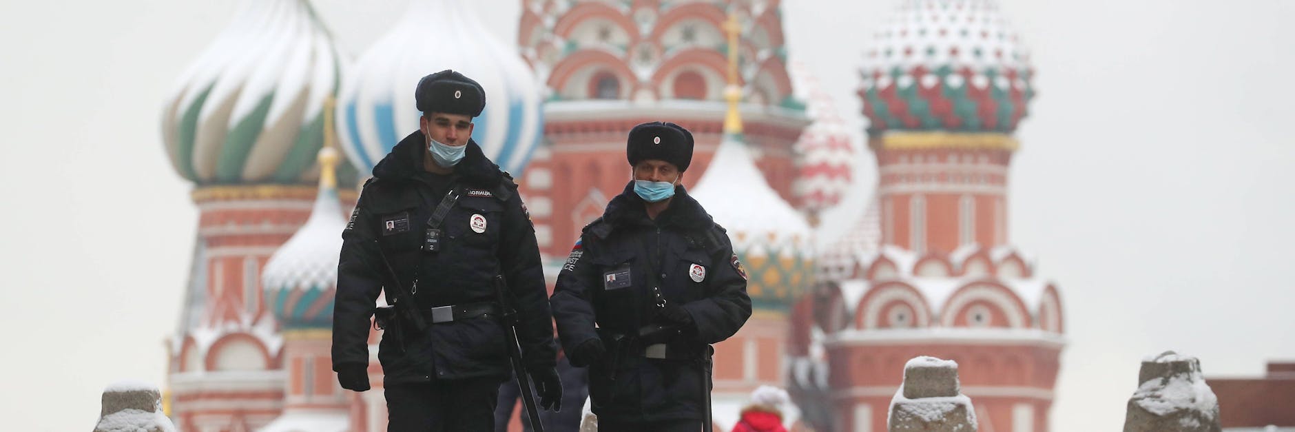 Zwei Polizisten auf dem Roten Platz in Moskau.
