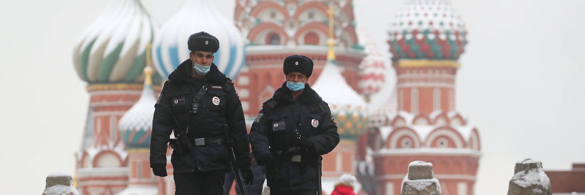 Zwei Polizisten auf dem Roten Platz in Moskau.