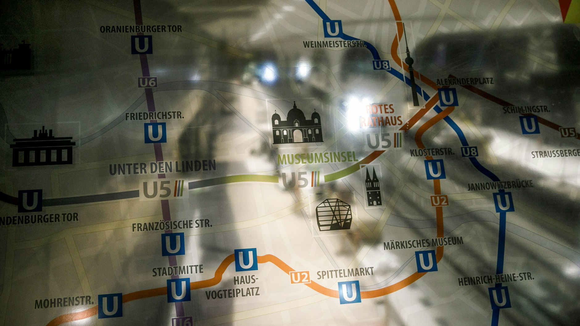 Durch den Streckenplan mit der verlängerten U-Bahnlinie 5 sieht man die Station Rotes Rathaus.