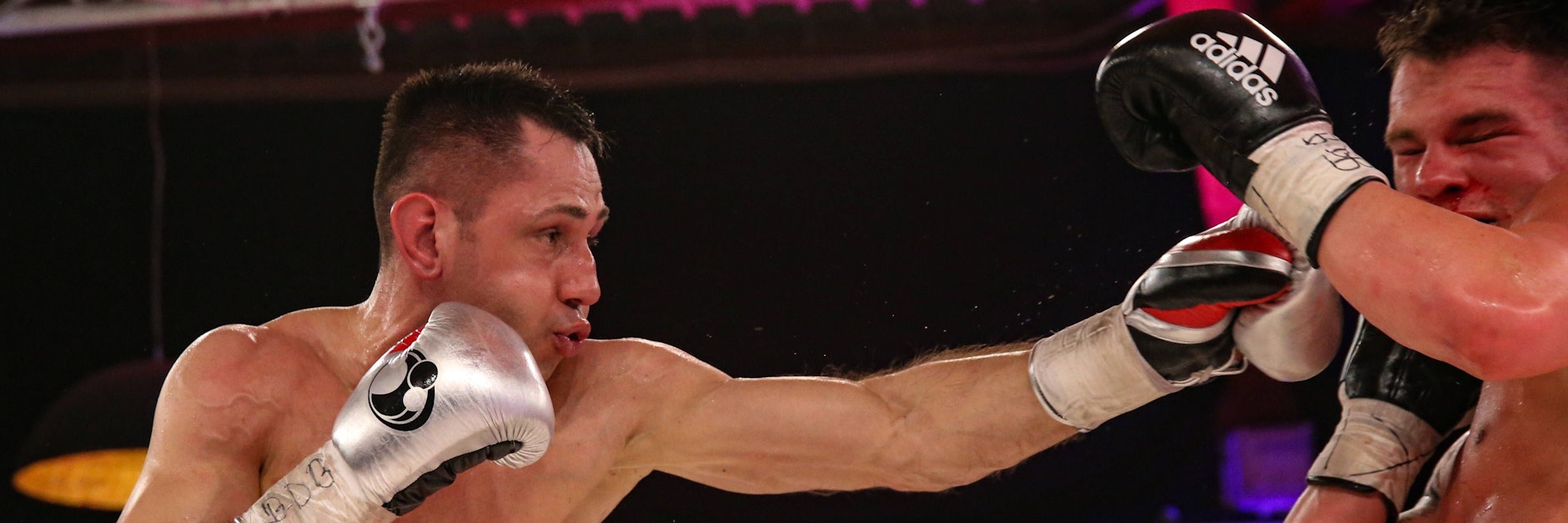 Felix Sturm (l.) hat seinen Gegner Timo Rost jederzeit komplett im Griff.&nbsp;