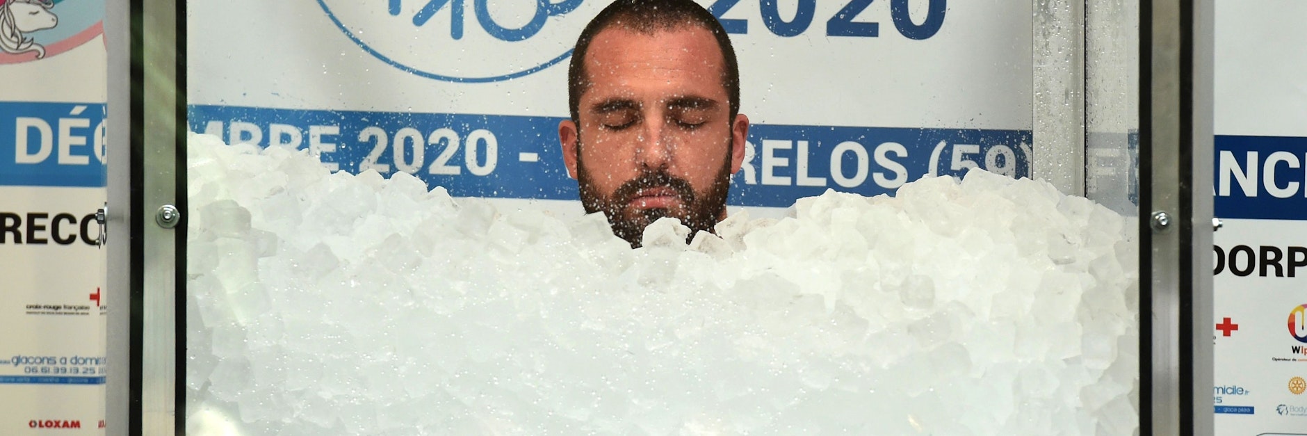 Der Franzose Romain Vandendorpe kämpfte mit geschlossenen Augen gegen die Kälte der Eiswürfel an.&nbsp;