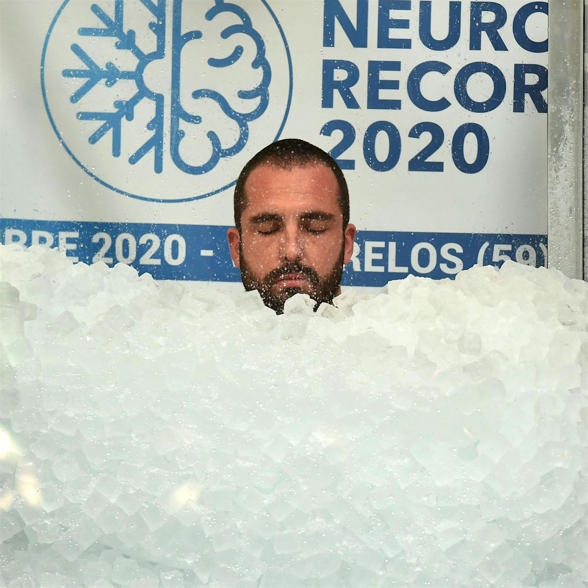 Rekord für einen guten Zweck: Franzose hält mehr als zweieinhalb Stunden in Eiswürfeln aus