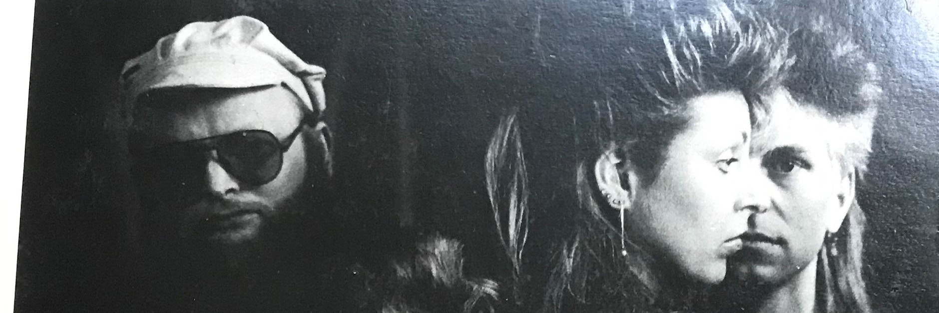 Mike Schafmeier auf dem Rückseiten-Foto der Silly-LP „Mont Klamott“. Daneben Tamara Danz und Ritchie Barton.