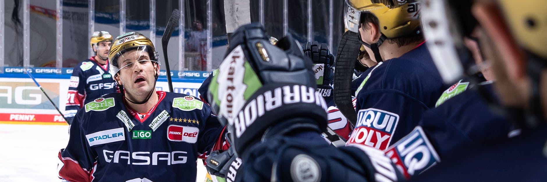 Matt White (l.) klatscht nach seinem Tor zum 2:1 mit den neuen Kollegen ab. 