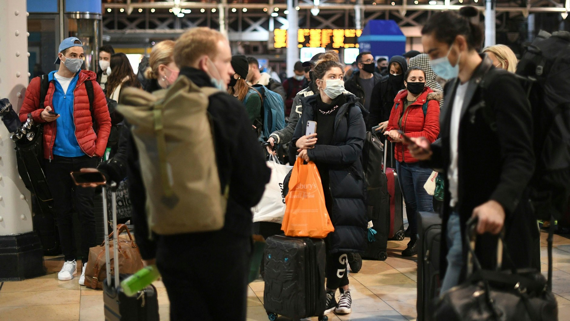 Nur schnell weg: Obwohl die britische Regierung die Bürger bat, auf das Reisen zu verzichten, wollten viele Menschen doch zu ihren Familien.&nbsp;