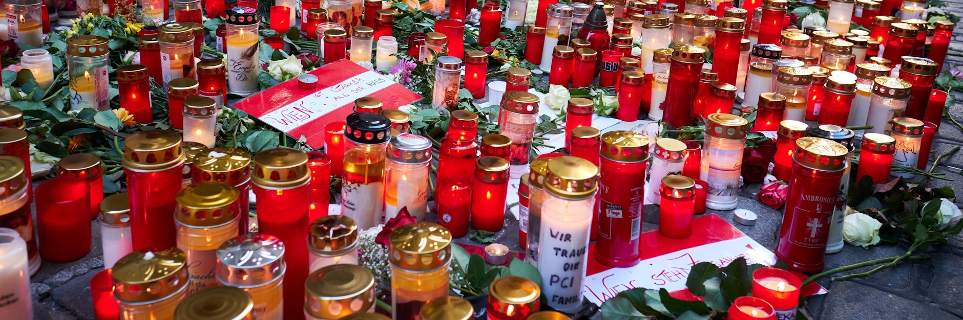 Kerzen und Blumen als Gedenken an den Terroranschlag in Wien.