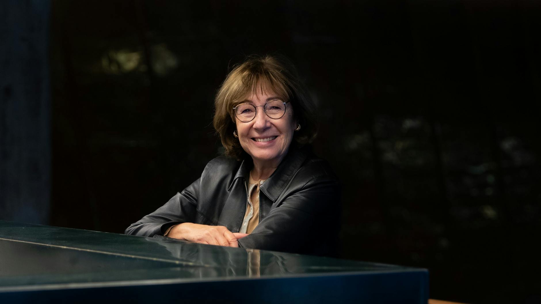 Jeanine Meerapfel an der Foyer-Bar der Akademie der Künste am Hanseatenweg. Der visionär humanistische Bau von Werner Düttmann wurde 1960 fertig gestellt.<br>