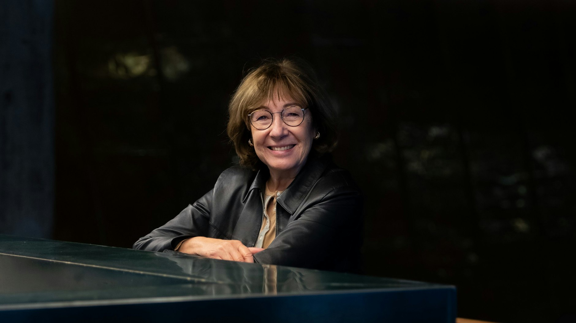 Jeanine Meerapfel an der Foyer-Bar der Akademie der Künste am Hanseatenweg. Der visionär humanistische Bau von Werner Düttmann wurde 1960 fertig gestellt.<br>