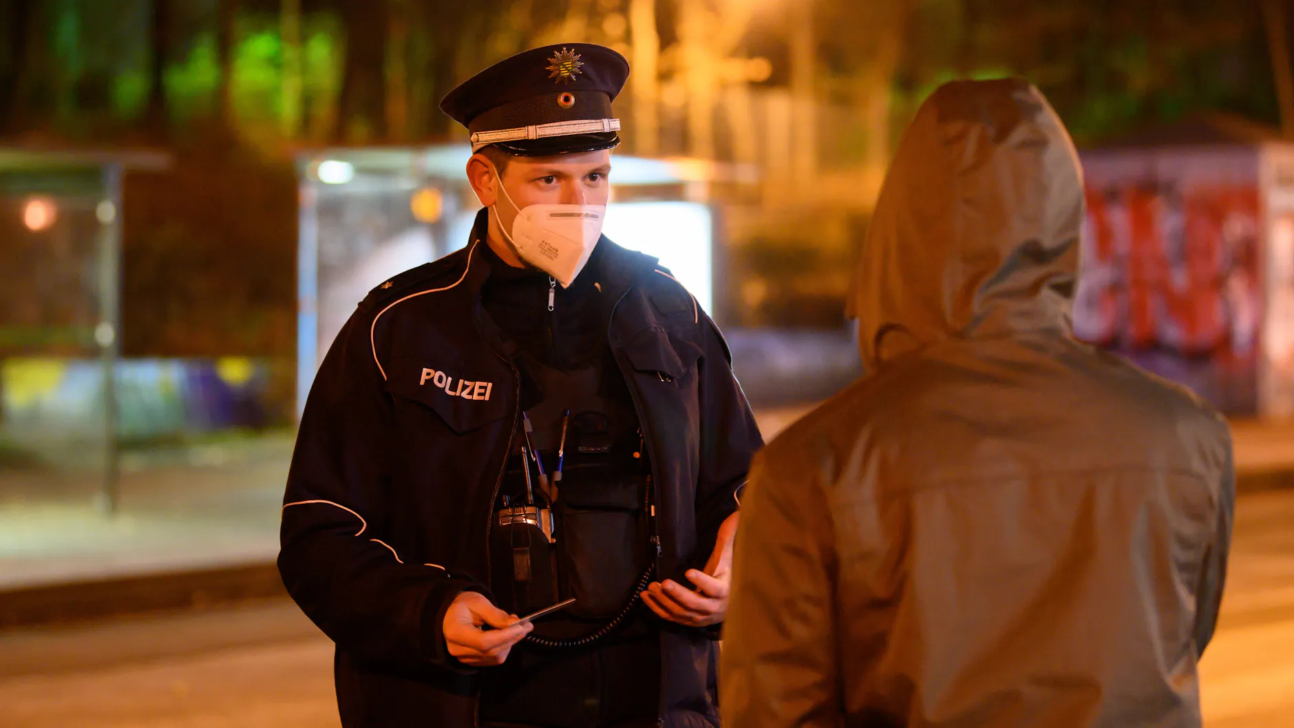 Ein Polizist kontrolliert die Einhaltung der Ausgangssperre (Symbolbild).