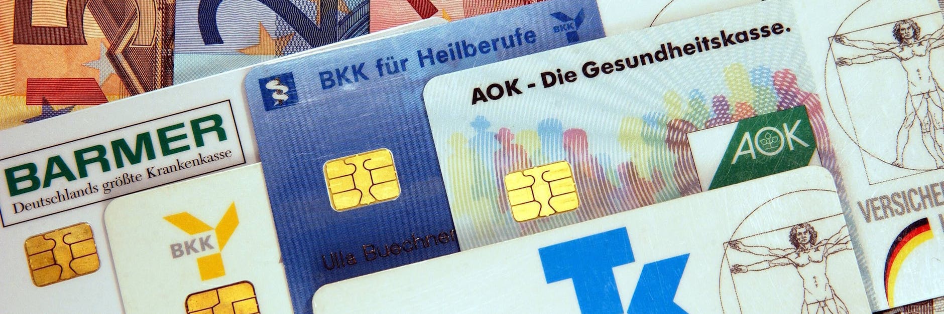 Eine Reihe von gesetzlichen Krankenkassen setzt ihre Zusatzbeiträge hoch. Das werden Arbeitnehmer am Netto zu spüren bekommen.