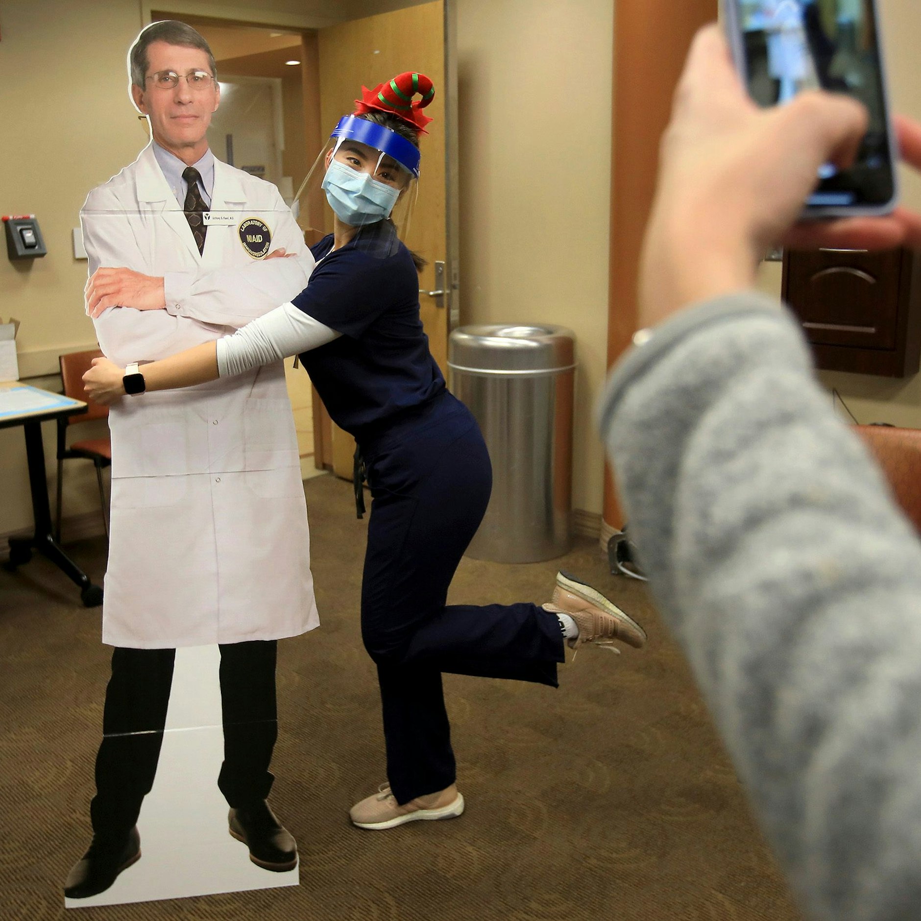 Eine Krankenschwester lässt sich mit einer Fauci-Figur aus Pappe fotografieren. Die Amerikaner vertrauen dem Mediziner mehr als ihrem Präsidenten.