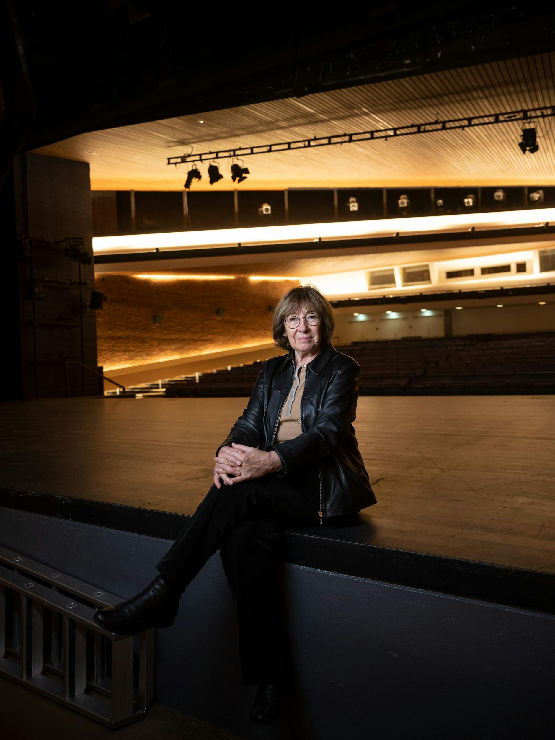 Mit allen Mitteln der Kunst gegen Hass und Ausgrenzung: Präsidentin Meerapfel im „Studio“ genannten Auditorium der Akademie am Hanseatenweg. 