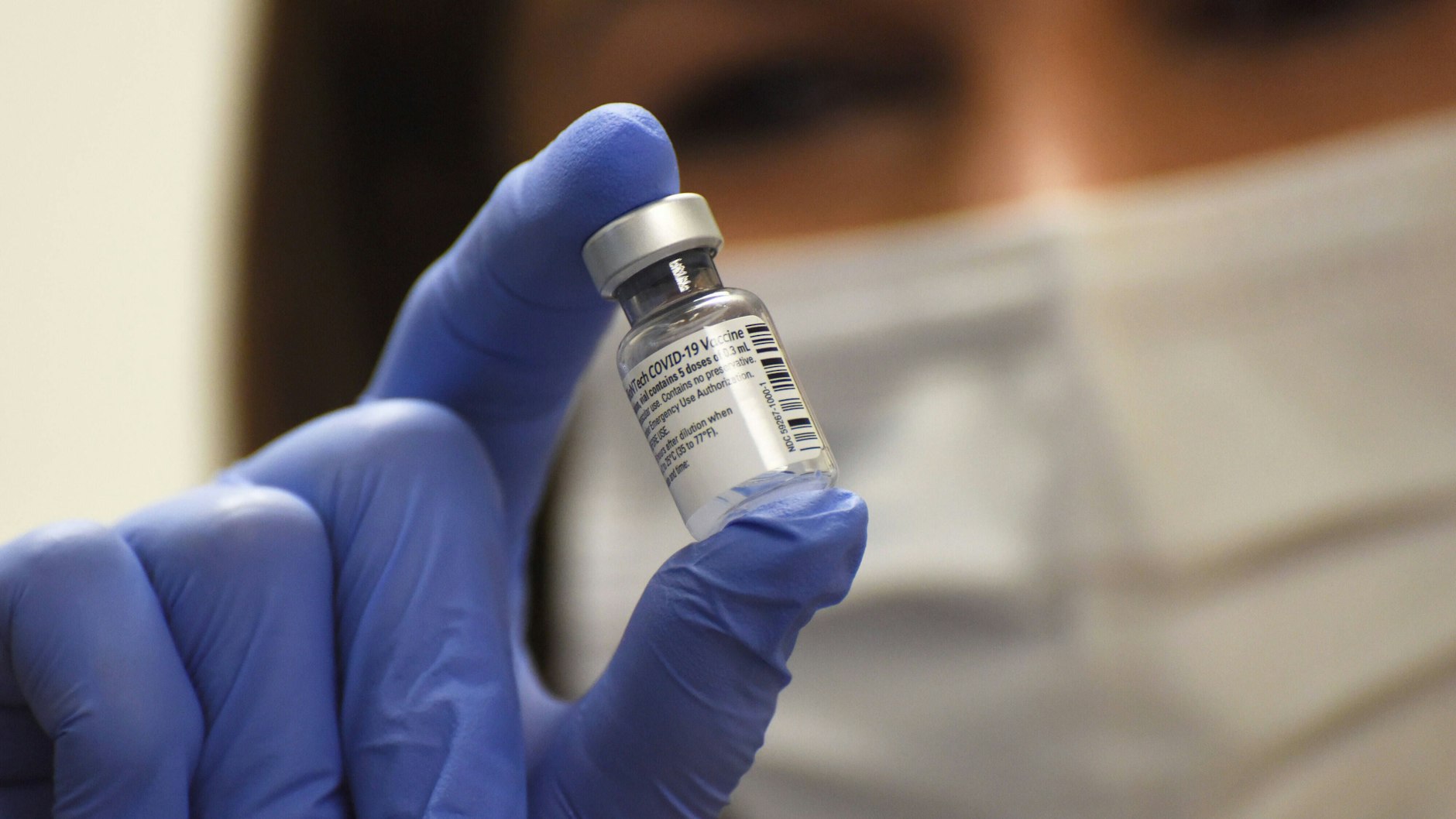 Eine Pflegerin hält eine Dosis des Corona-Impfstoffs von Biontech und Pfizer&nbsp;im Shaare Zedek Medical Center in Jerusalem in der Hand.&nbsp;