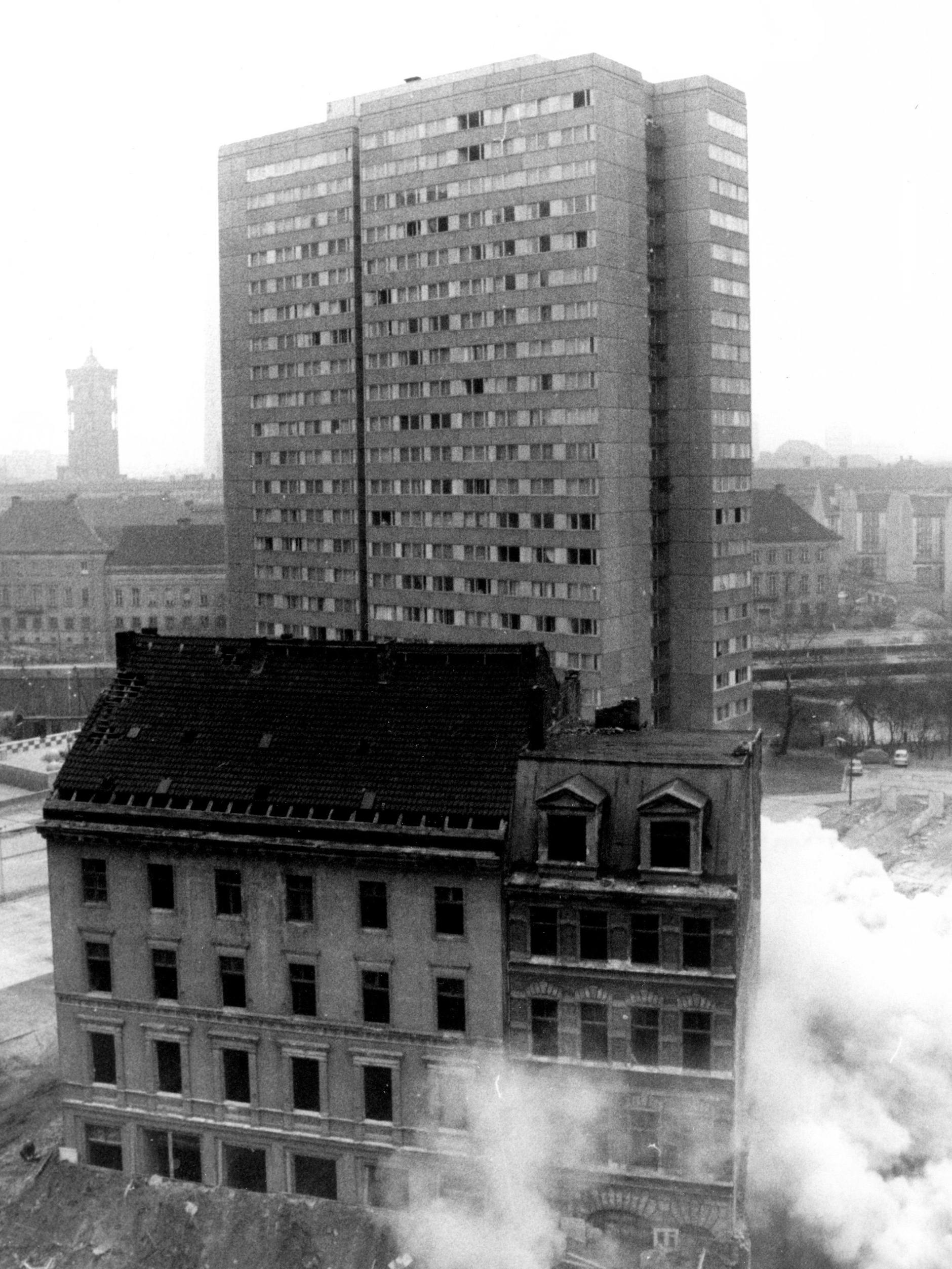 1967 wurden die letzten Altbauten auf der Fischerinsel gesprengt, um der Bebauung mit Hochhäusern Platz zu machen.