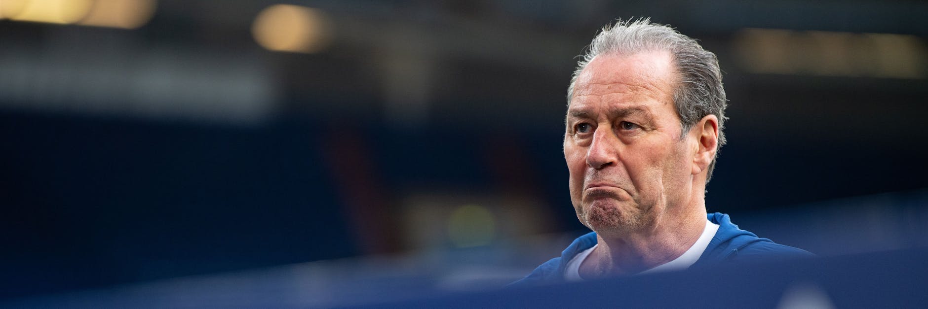 Selbst Kult-Trainer Huub Stevens kann Schalke nicht retten. Nach dem 0:1 gegen Bielefeld geht es jetzt im Pokal nach Ulm.