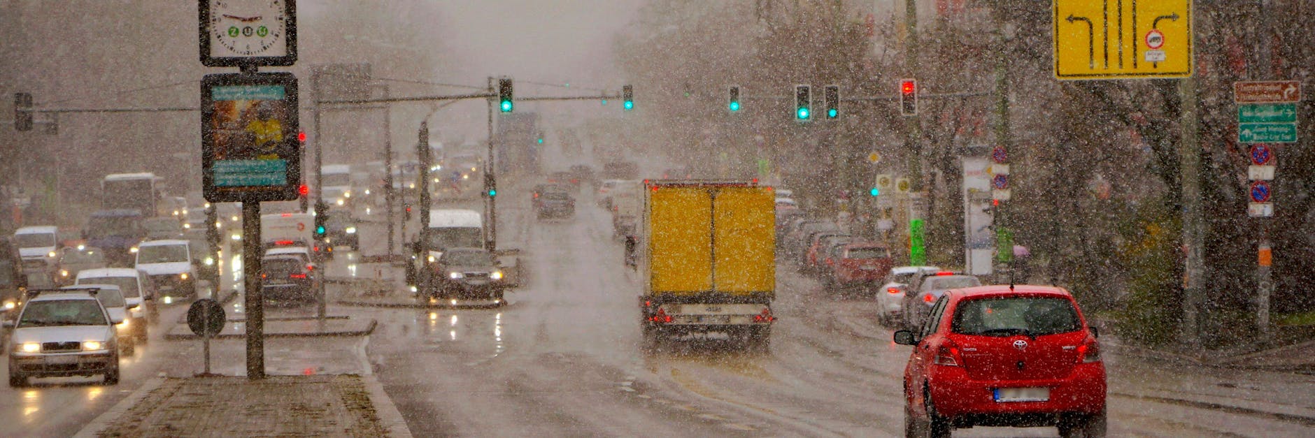 In Lichtenberg behindert Schneeregen die Sicht der Autofahrer.
