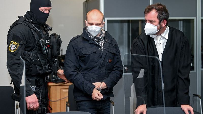 Der Angeklagte Stephan B. (m.) wird von Justizpersonal in den Saal des Landgerichts begleitet und nimmt neben seinem Verteidiger Thomas Rutkowski (r.) Platz.