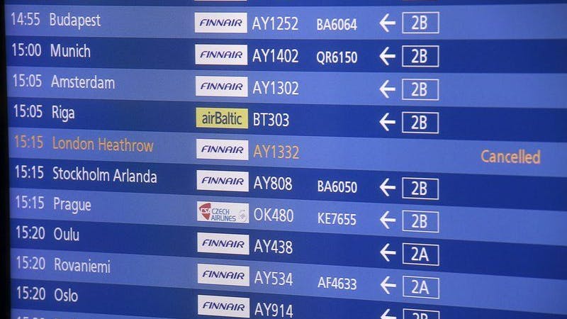 Finnland, Vantaa: Am Flughafen Helsinki-Vantaa werden auf einer Anzeigetafel die Abflüge angezeigt, darunter ein getrichener Flug nach London Heathrow. Die Fluggesellschaft Finnair wird alle Flüge zwischen Finnland und Großbritannien für zunächst zwei Wochen aussetzen.