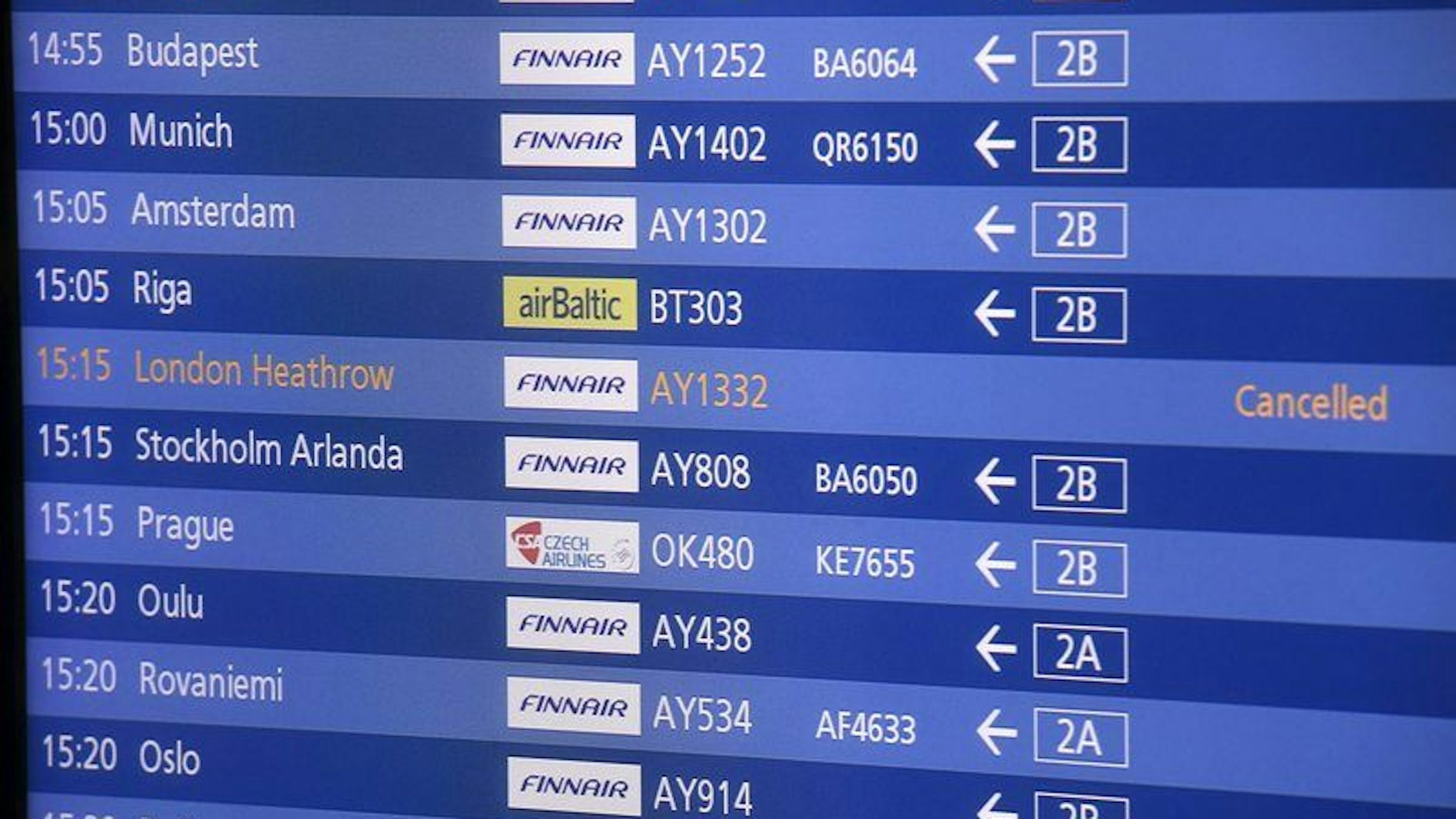 Finnland, Vantaa: Am Flughafen Helsinki-Vantaa werden auf einer Anzeigetafel die Abflüge angezeigt, darunter ein getrichener Flug nach London Heathrow. Die Fluggesellschaft Finnair wird alle Flüge zwischen Finnland und Großbritannien für zunächst zwei Wochen aussetzen.