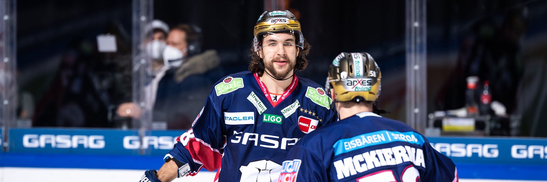 Kris Foucault (l.) hat bei seinem Einstand für dien Eisbären gleich was mit Ryan McKiernan und Co. zu feiern.