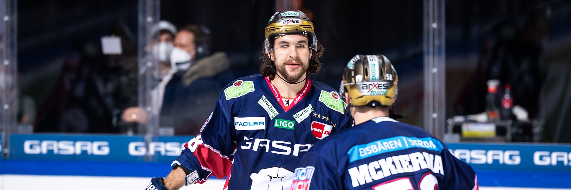 Kris Foucault (l.) hat bei seinem Einstand für dien Eisbären gleich was mit Ryan McKiernan und Co. zu feiern.