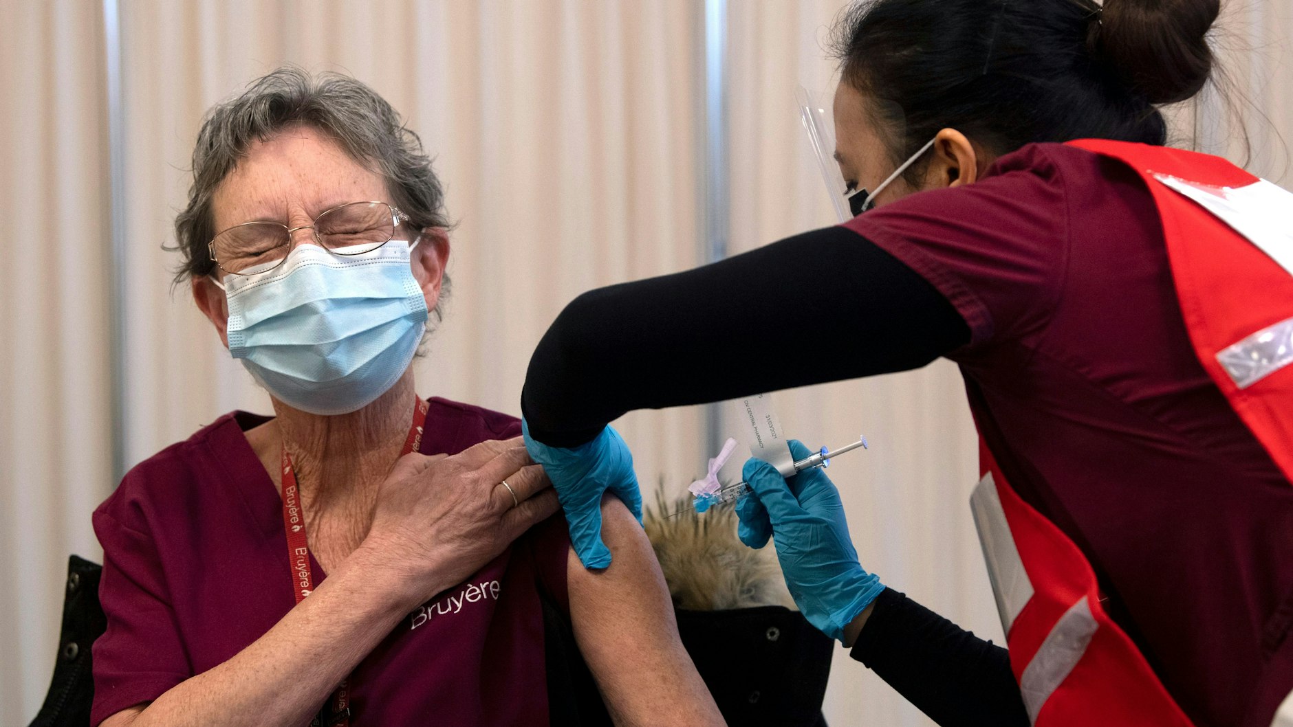 Im kanadischen Ottawa wird eine Frau gegen das Coronavirus geimpft.