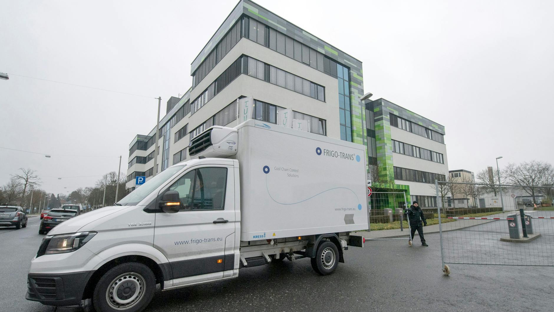 Ein Kühl-Transporter verlässt das Gelände von Biontech in Mainz: Der Impfstoff muss bei minus 70 Grad transportiert werden.