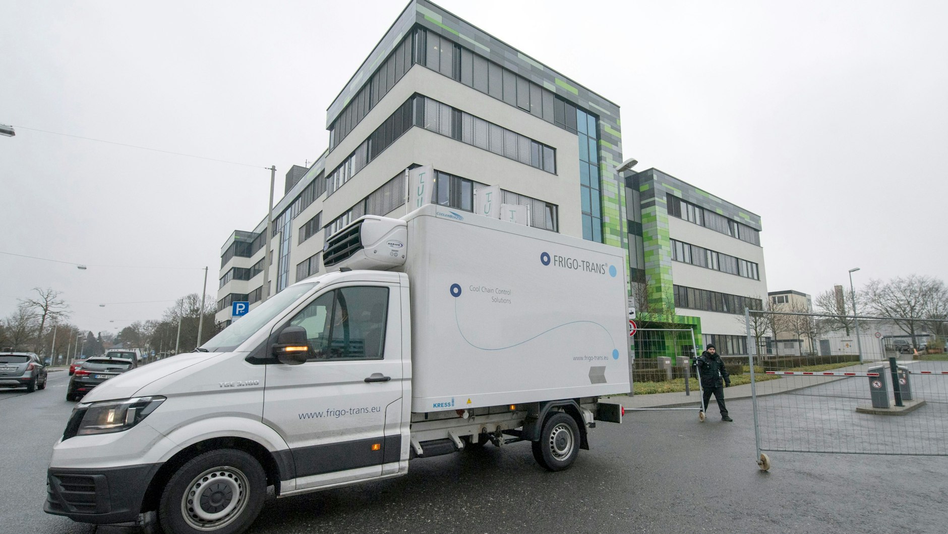 Ein Kühl-Transporter verlässt das Gelände von Biontech in Mainz: Der Impfstoff muss bei minus 70 Grad transportiert werden.