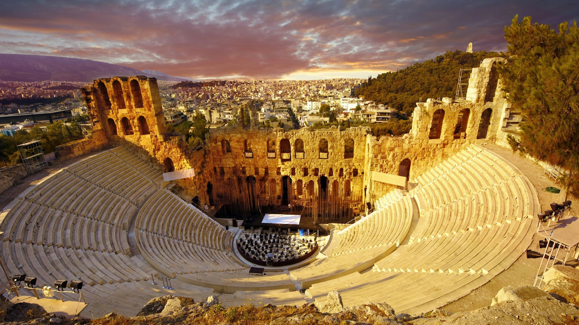 Amphitheater an den Hängen der Akropolis in Athen