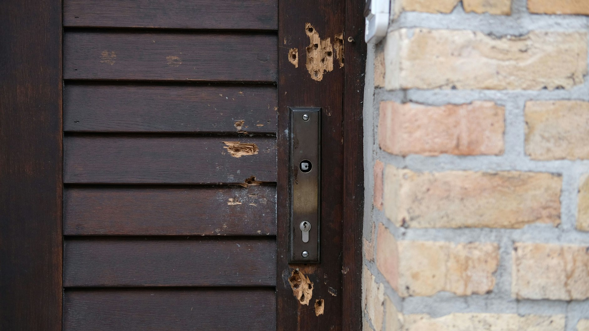 Die rettende Tür: Der Terrorist wollte die Tür zur Synagoge aufschießen, es gelang ihm nicht.