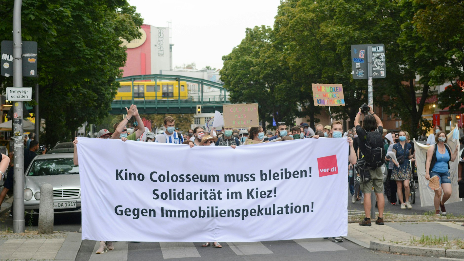 Parole Kiez: Hier kämpfen Gewerkschaft und Anwohner für den Erhalt des Kinos Colosseum am U-Bahnhof Schönhauser Allee. 
