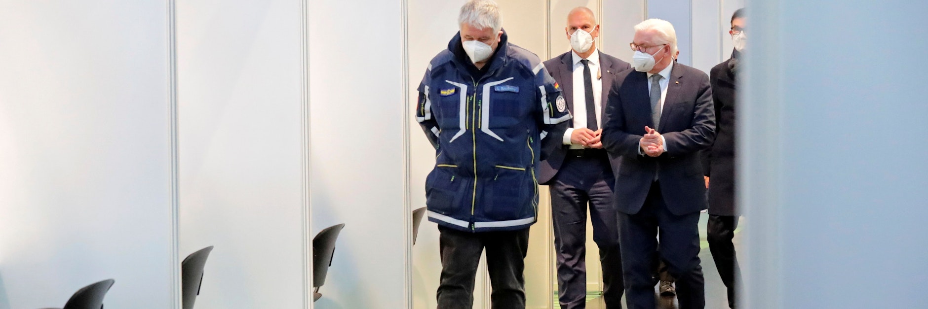 Albrecht Broemme führt am Montag Bundespräsident Frank-Walter Steinmeier durch das Impfzentrum an der Treptower Eichenstraße.