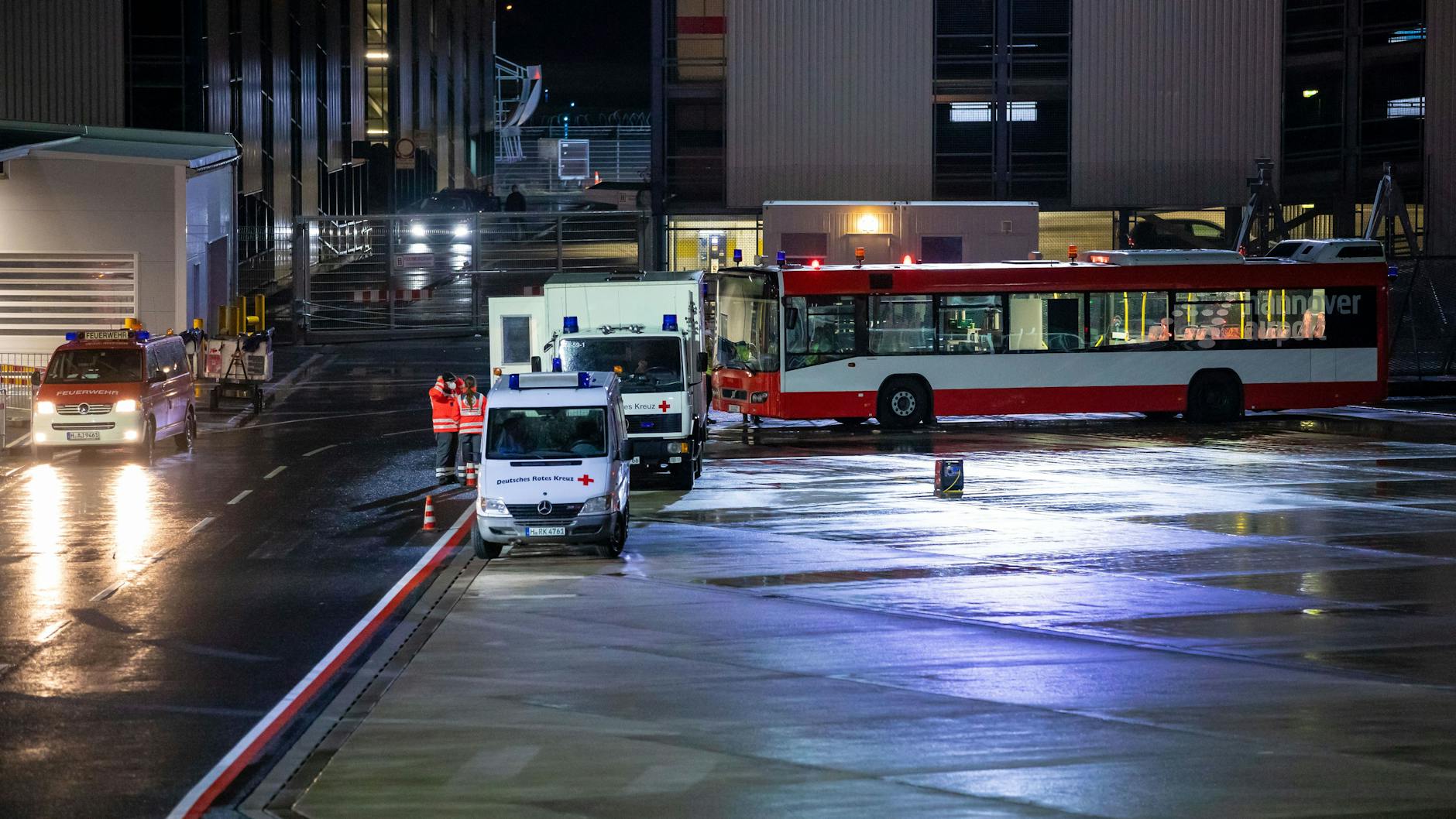 Einsatzfahrzeuge des Rettungsdienstes und die Flughafenfeuerwehr am Flughafen Hannover-Langenhagen. 