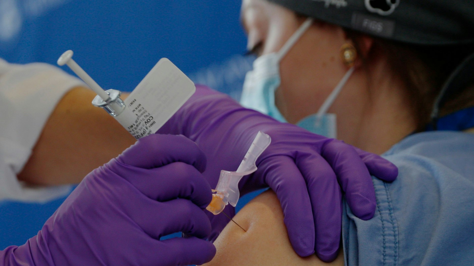 Eine Notärztin wird geimpft. In den USA ist der Biontech-Impfstoff schon länger zugelassen.&nbsp;