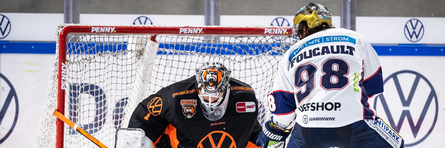 Eisbär Kris Foucault scheitert im Penaltyschießen an Dustin Strahlmeier von den Grizzlys Wolfsburg