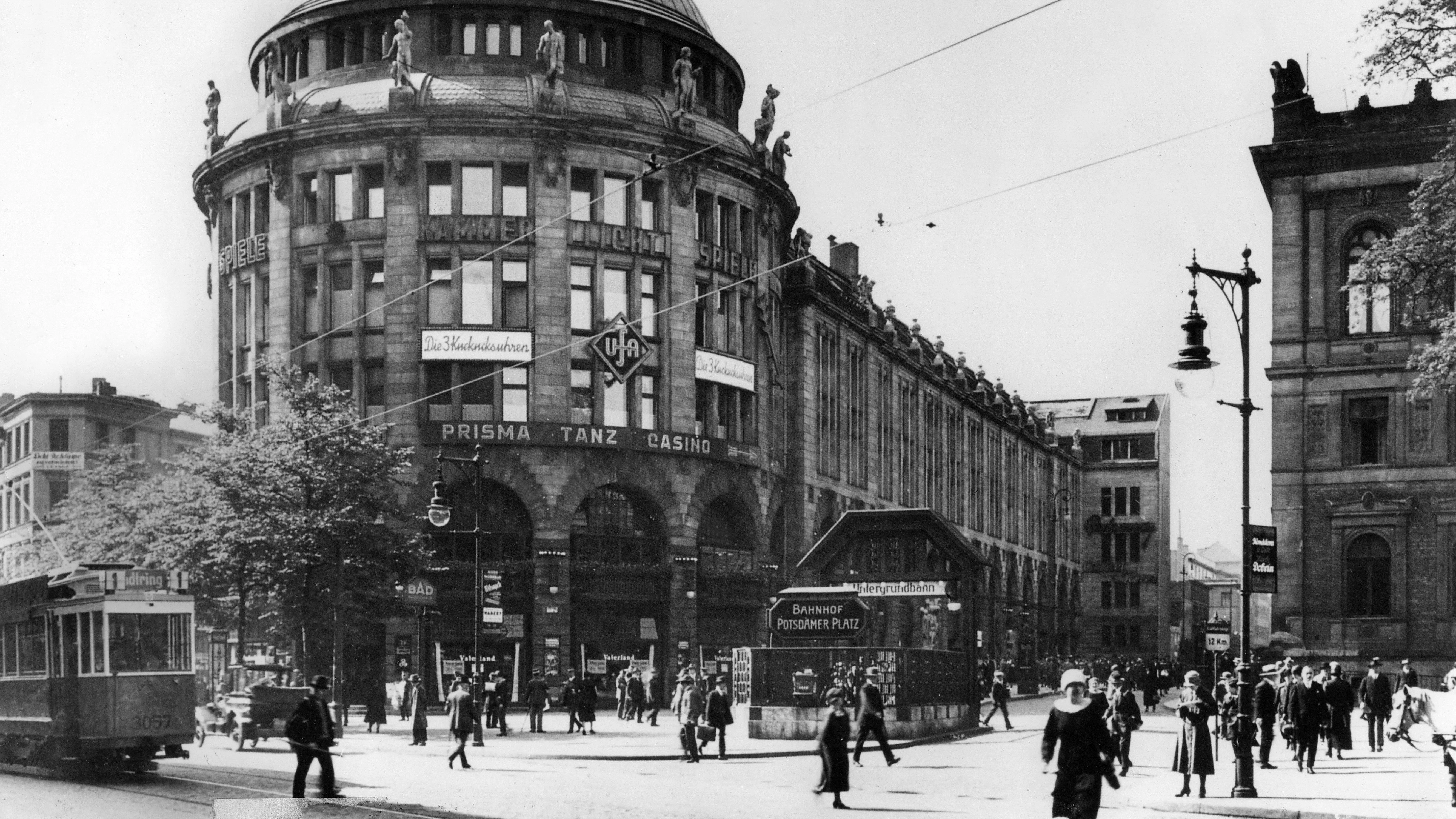 The Haus Vaterland pleasure palace was hit in August 1943. The popular Kurt Widmann dance orchestra performed American swing in the partially destroyed building until the end of 1944. Only members of the Wehrmacht could attend. Even if the music was deemed “degenerate”, it was still used to entertain German troops.