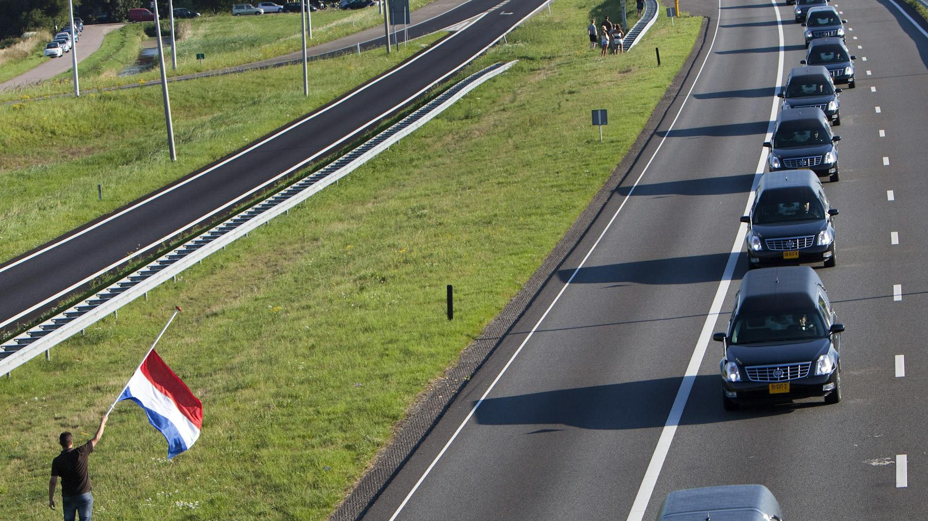Eine lange Schlange von Leichenwagen holte die aus der Ukraine heimgeholten niederländischen Toten des Fluges MH-17 vom Flughafen ab.
