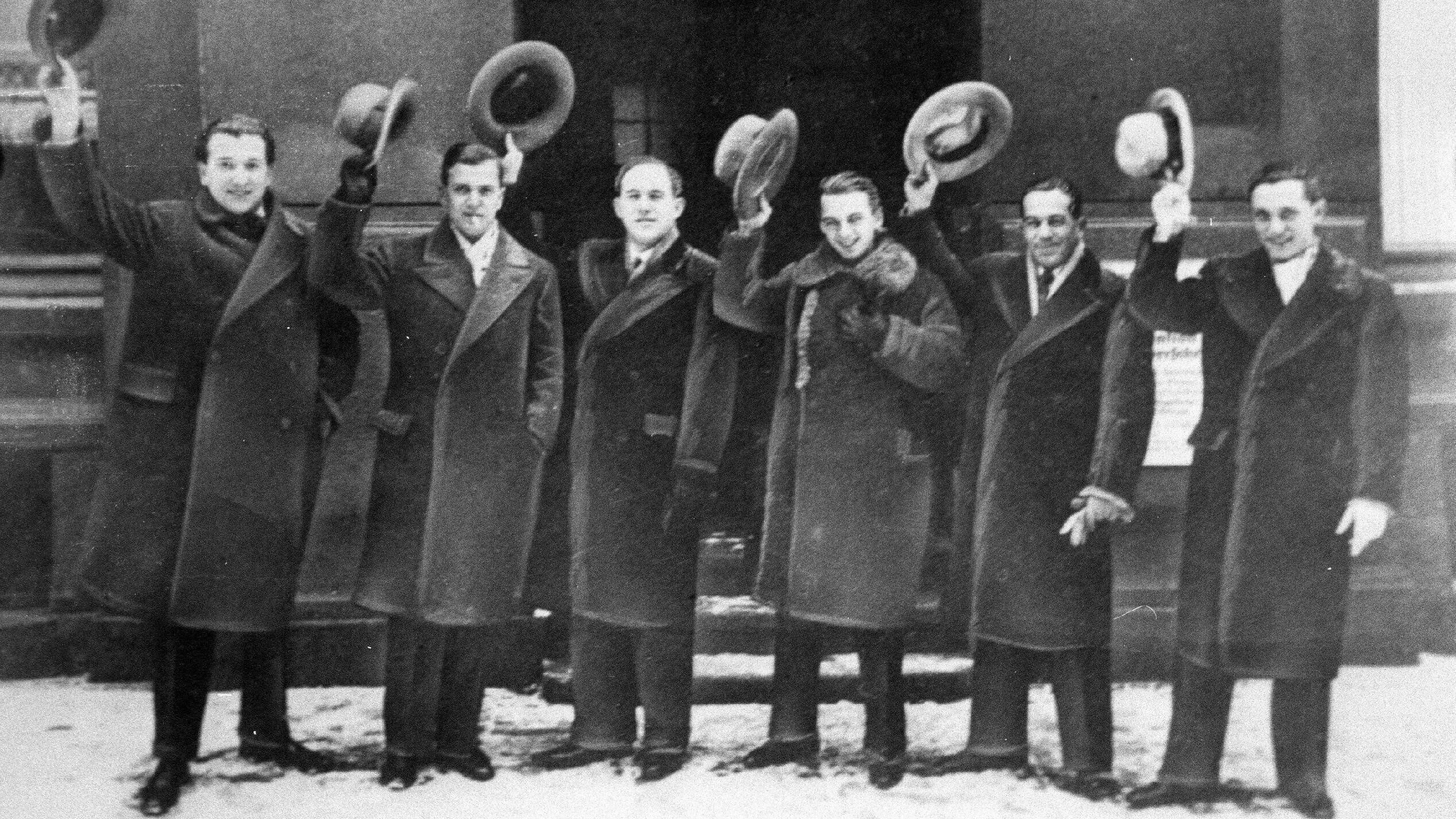 The Comedian Harmonists: Ari Leschnikoff (1st tenor), Erich A. Collin (2nd tenor), Harry Frommermann (3rd Tenor), Roman Cycowski (baritone), Robert Biberti (bass) and Erwin Bootz (piano).