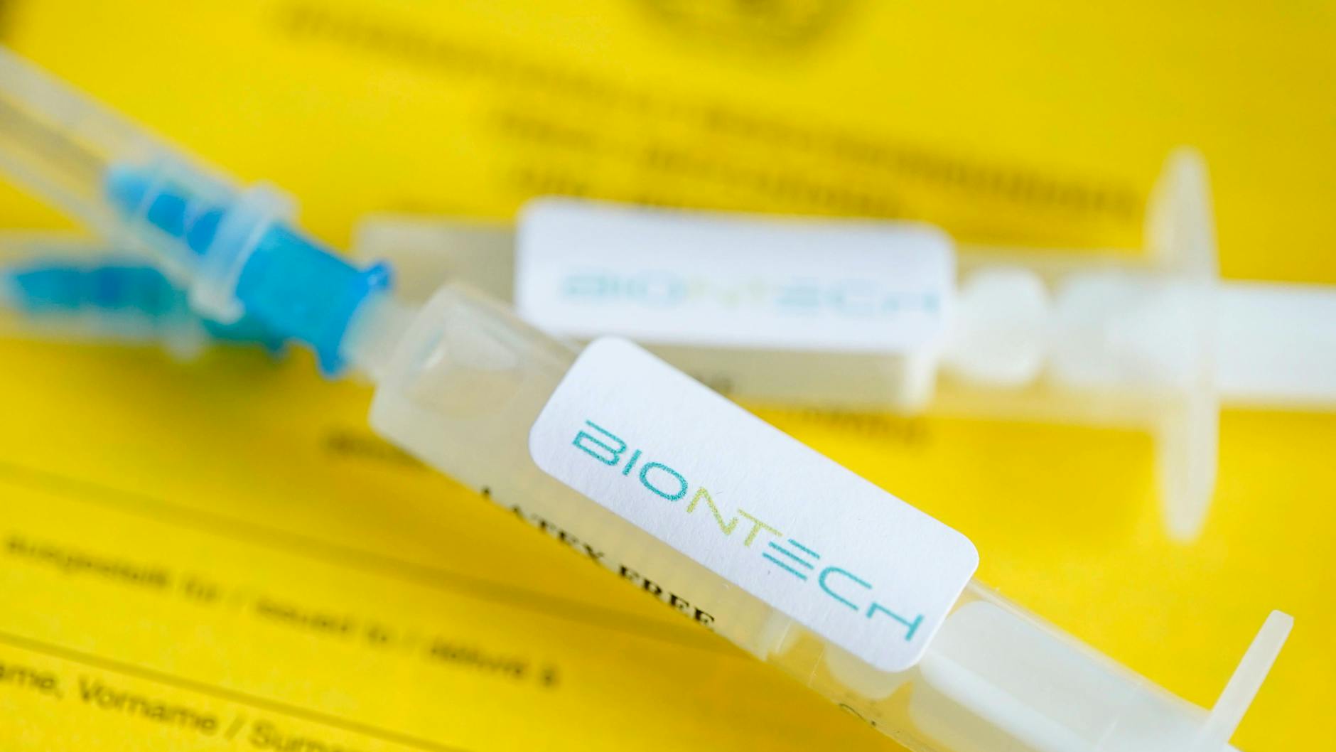 Spritze und Impfpass. 