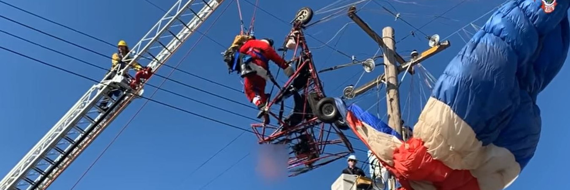 Rettungskräfte befreien den Weihnachtsmann aus seiner misslichen Lage.