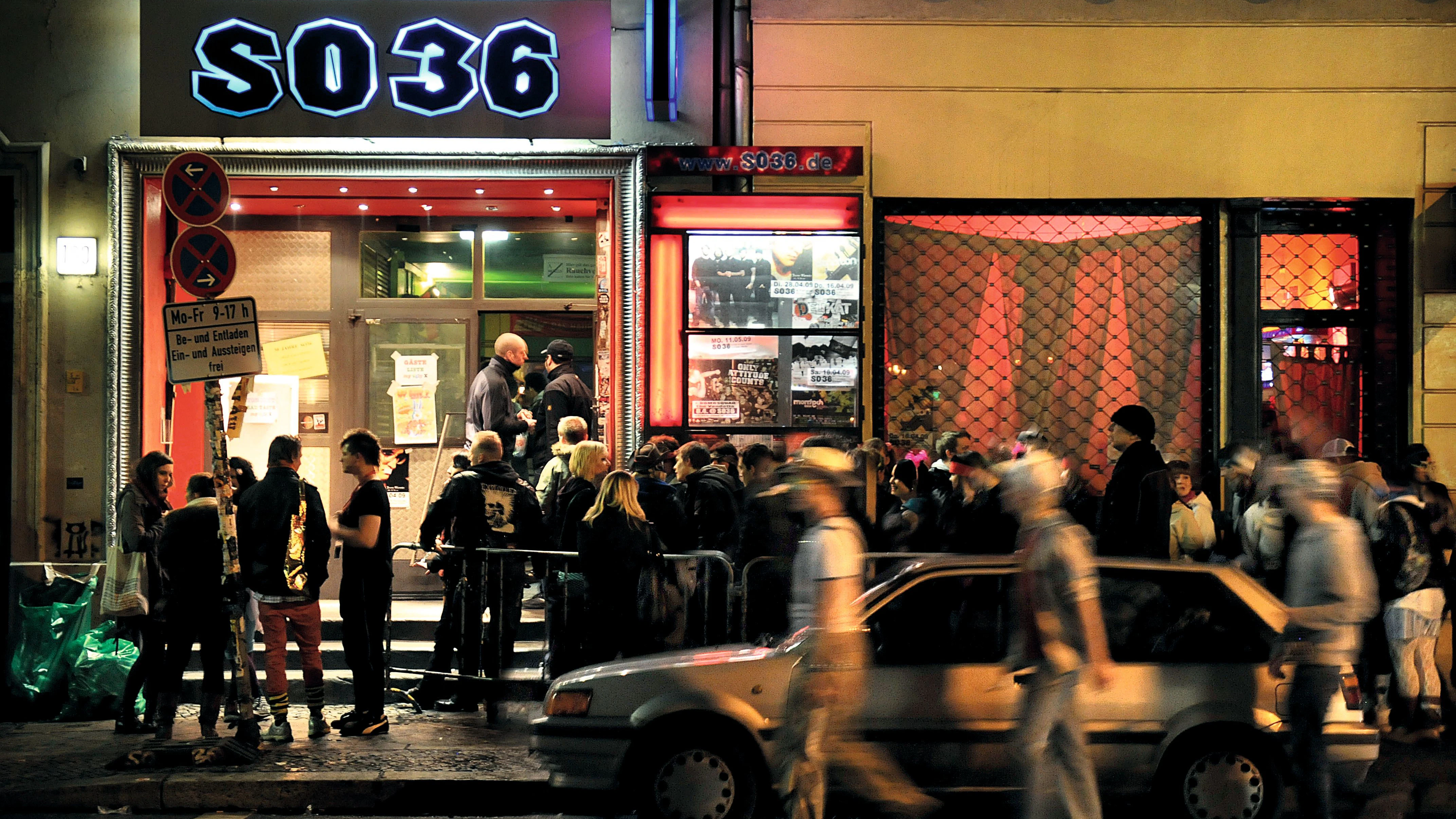 Punk and New Wave. SO 36 in Oranienstraße is the loudest place in Kreuzberg. In 1978, bands start playing at the club named after the old post code.