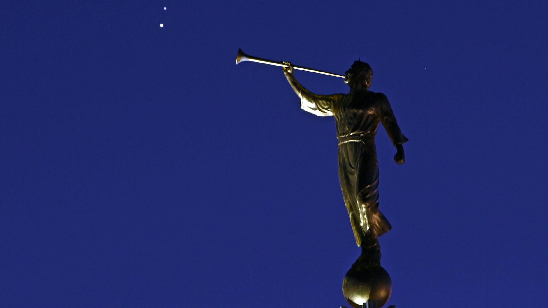 Die Konjunktion von Saturn (oben) und Jupiter Anfang der Woche in Las Vegas, USA. Im Vordergrund: Eine Statue auf einer Kirche. 