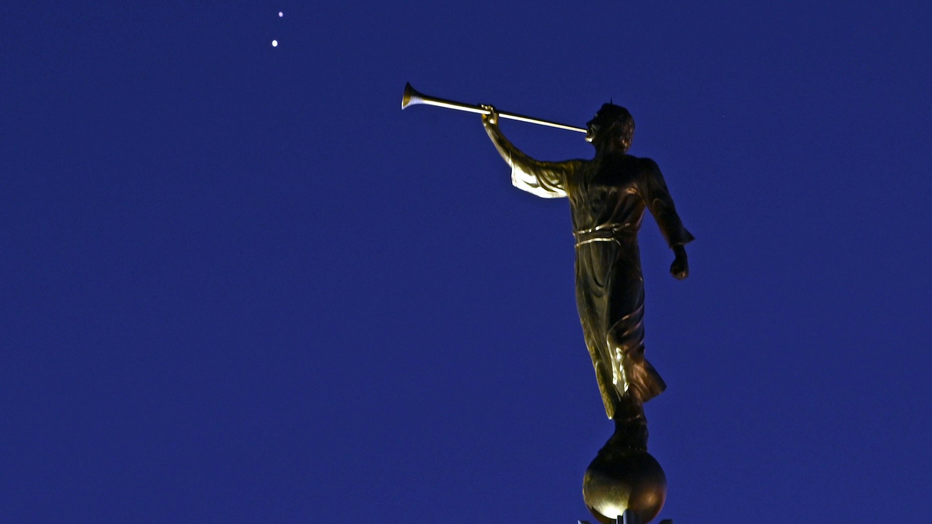 Die Konjunktion von Saturn (oben) und Jupiter Anfang der Woche in Las Vegas, USA. Im Vordergrund: Eine Statue auf einer Kirche.&nbsp;
