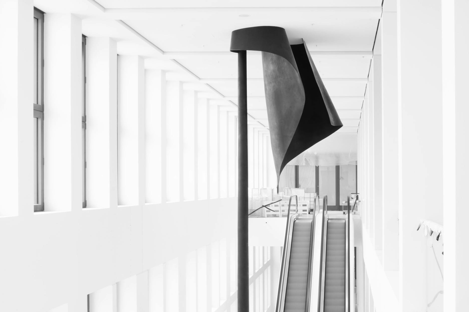 Kang Sunkoos Skulptur im Humboldt-Forum stellt einen Fahnenmast mit Trauerbeflaggung auf Halbmast dar.