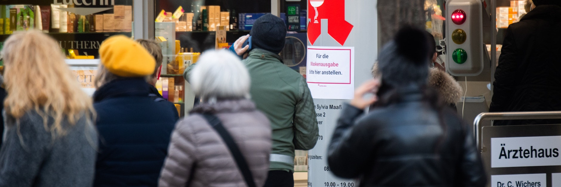 Passanten stehen Schlange vor einer Apotheke. Zukünftig können auch dort Corona-Tests durchgeführt werden. (Archivbild)