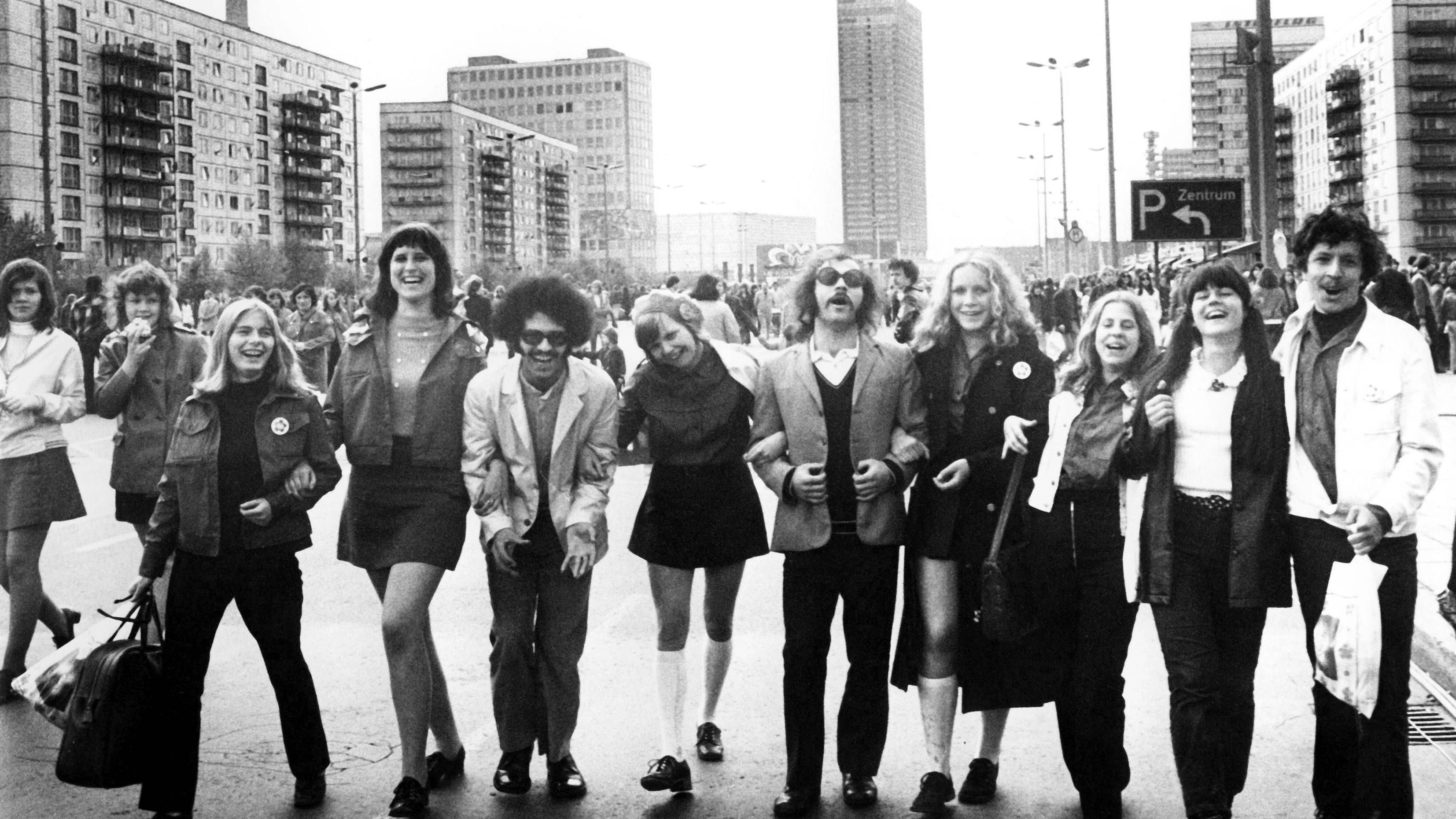 A “friendship chain” forms on Karl-Marx-Allee during the&nbsp;Tenth World Festival of Young People and Students.