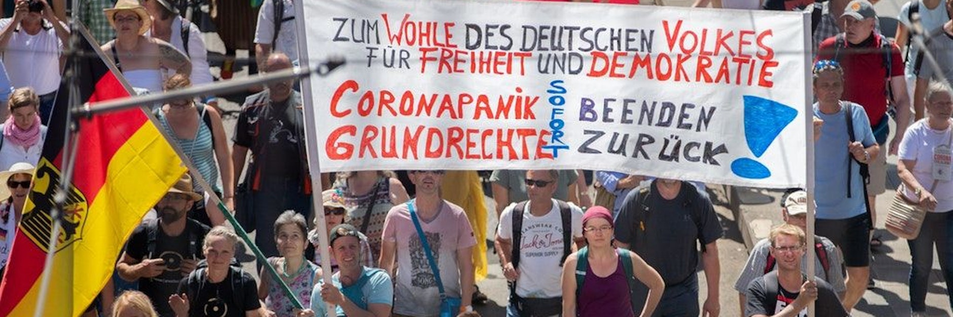 01.08.2020, Berlin: Tausende ziehen bei der Demonstration gegen Corona-Maßnahmen über die Friedrichstraße. Dazu aufgerufen hatte die Initiative „Querdenken 711“.