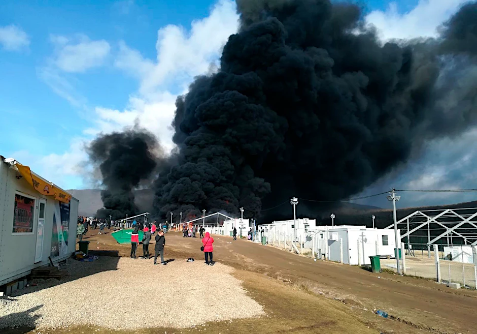 Bihac: Rauch eines größeren Feuers steigt über dem Migrantenlager Lipa, in der Nähe von Bihac, auf.&nbsp;